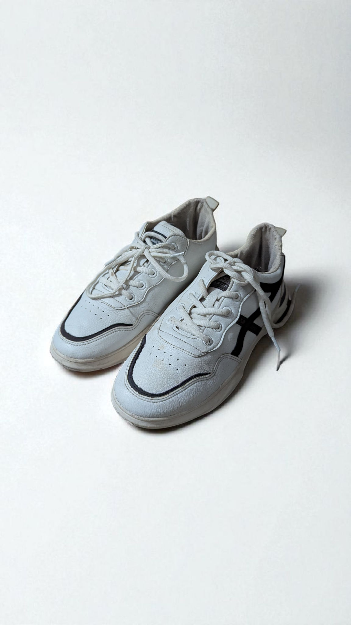 CASUAL B/W SNEAKERS