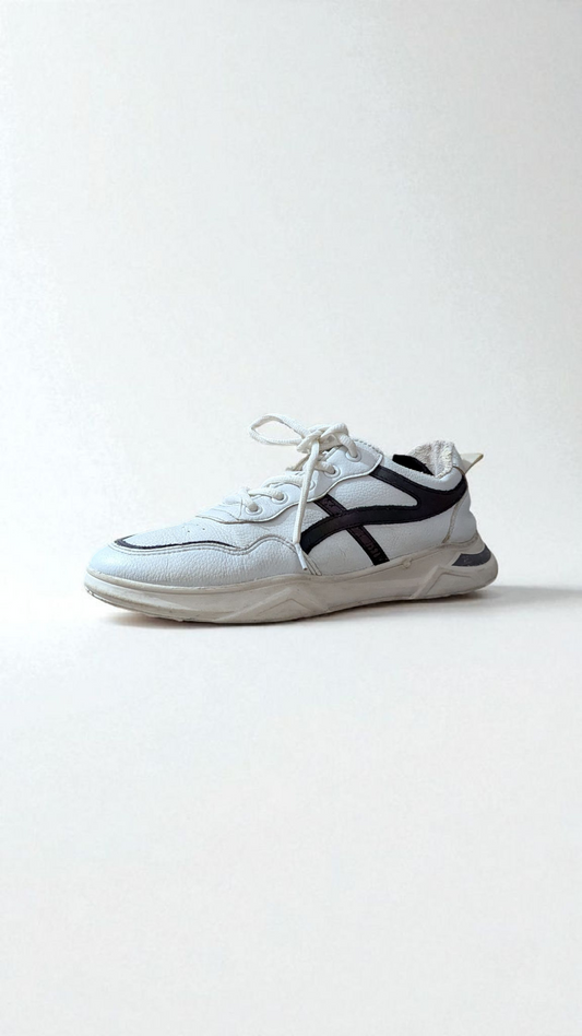 CASUAL B/W SNEAKERS